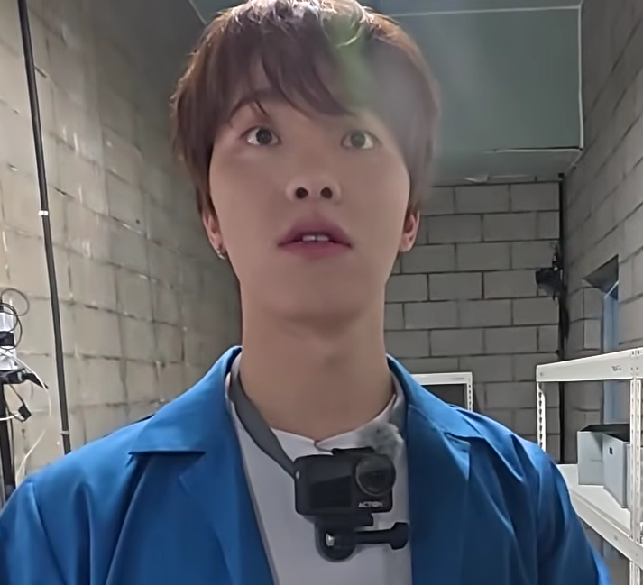 mingyursonly's tweet photo. Dino's cute and shocked reaction when he found out all the nametags are gone, including his... then his reaction when Mingyu confessed he had Dino's nametag 😭

🐶: To be honest, that was Dino's [the nametag]
🦦: You fool, hand mine over! https://t.co/Rw6zWXwcwx
