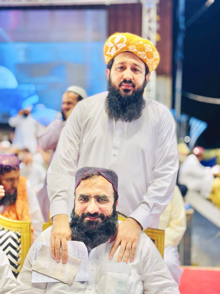 SamiSwati_'s tweet photo. مولانا نے سیاست میں عزت اور مقام بنایا ہے اور ہم مولانا صاحب کے کردار کی وجہ سے ان کے معتقد ہیں ، معدنیات فروش ٹبر لکھ رکھے یہ رشتہ لازوال ہے ۔ اس لئے جتنے ٹٹو پال سکتے ہو پالتے رہو ۔ جتنا بھی سطحی لیول پر اتروگے ذلت اور رسوائی کمپنی  ہی کا مقدر بنے گی ۔ البتہ مولانا صاحب کا مقام اور کردار بلند ہے اور ان شاءاللہ یوں ہی رہے گا۔

#مولانا_کا_کڑوا_سچ
#کردارکےبادشاہ_مولانا
#قابض_چوکیدار
#اسٹبلشمنٹی_ٹٹو
#بزنس_نہیں_دفاع