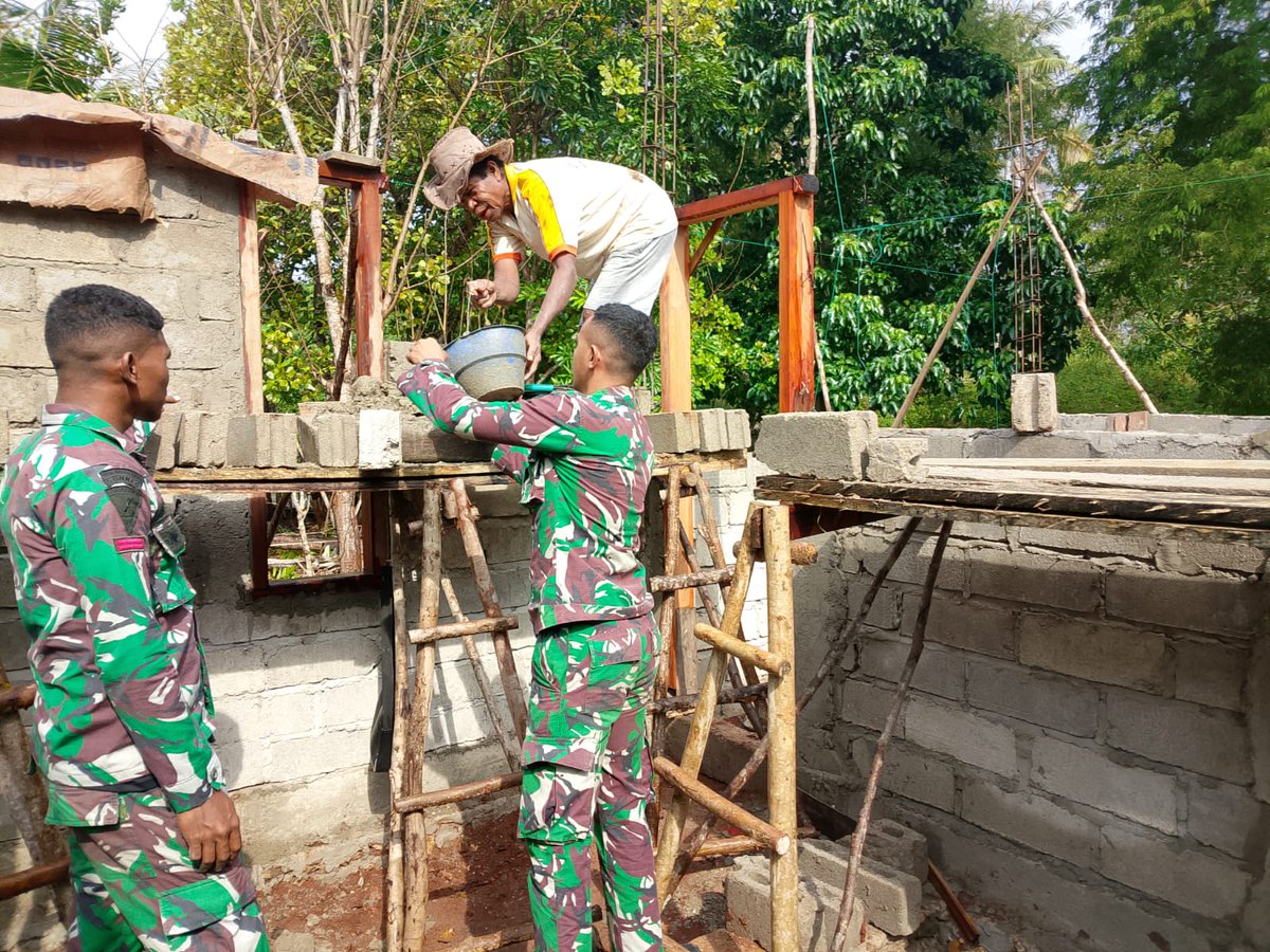1605Kodim's tweet photo. Personel Satgas TMMD bersama warga terus bergotong-royong menggenjot pengerjaan rehab Rumah Tidak Layak Huni (RTLH) milik warga dapat segera dihuni dengan layak dan aman. https://t.co/DstYBGLgl9