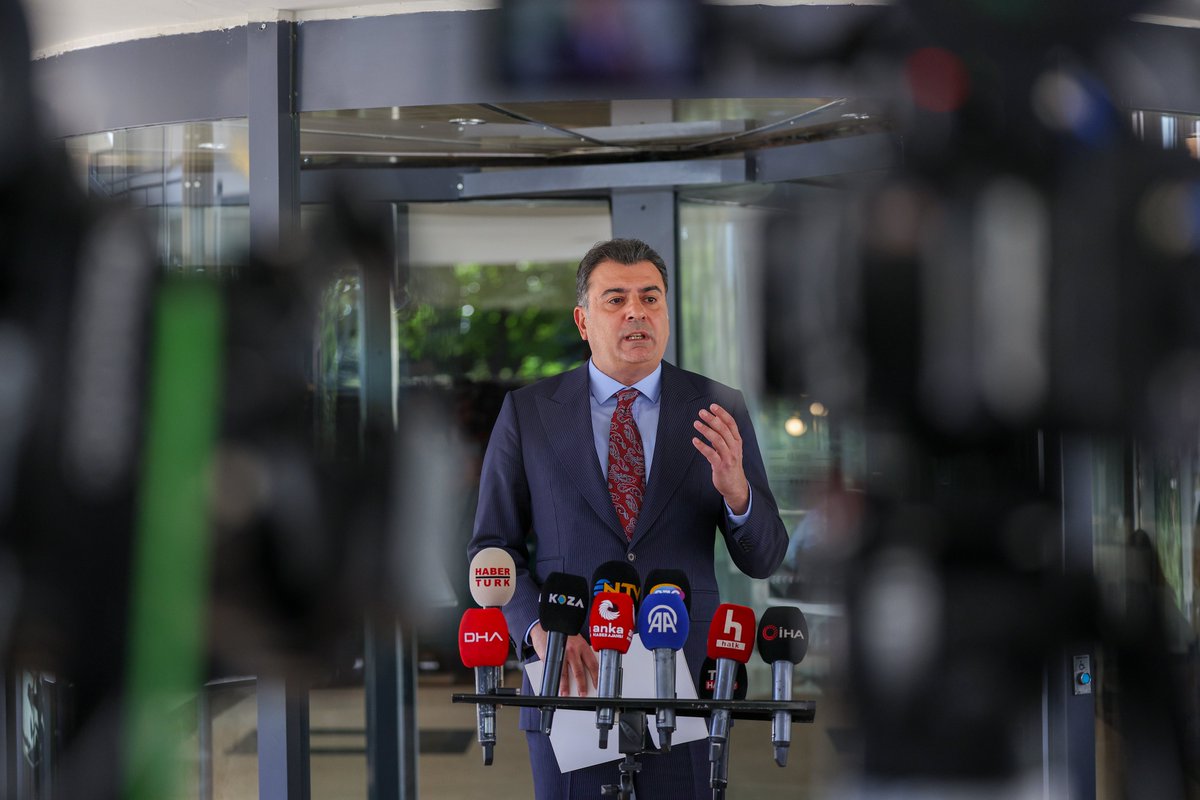 YeniPartiFoto's tweet photo. Cumhuriyet Halk Partisi seçilmiş Genel Başkan Yardımcısı ve Parti Sözcüsü Zeynel Emre, Ankara’da düzenlediği basın toplantısında Parti Meclisi ve MYK gündemini kamuoyu ile paylaştı. https://t.co/HJB07XHtvq