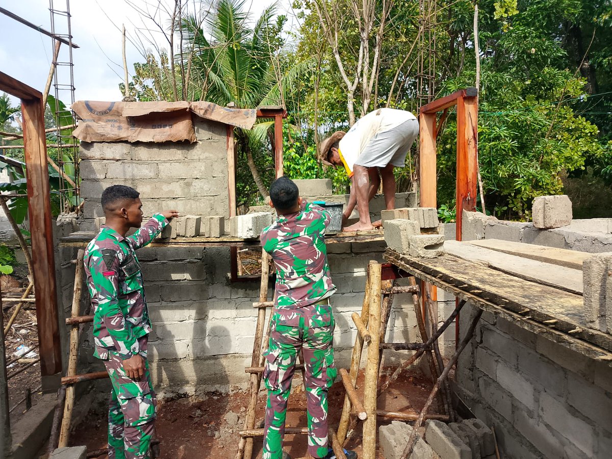 1605Kodim's tweet photo. Personel Satgas TMMD bersama warga terus bergotong-royong menggenjot pengerjaan rehab Rumah Tidak Layak Huni (RTLH) milik warga dapat segera dihuni dengan layak dan aman. https://t.co/DstYBGLgl9