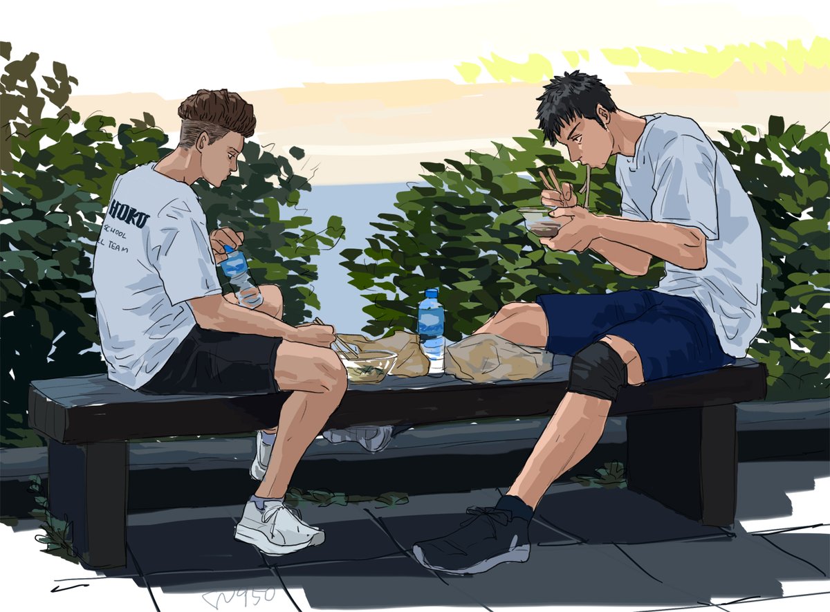 CN950's tweet photo. 夏休みの部活(昼飯コンビニ)
「あ、汁捨てるとこないじゃん」
「そんくらい飲め飲め」 https://t.co/Dbq9AOMPYn