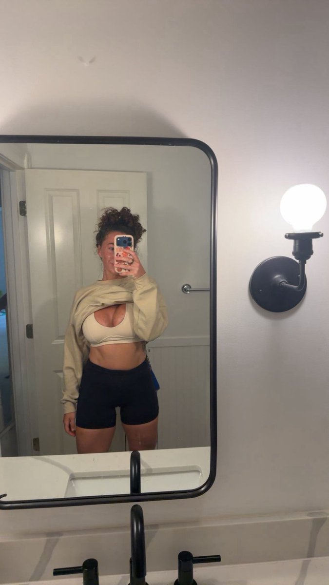 sendtosuki2's tweet photo. Work out time 😝 https://t.co/DsUotpWvML