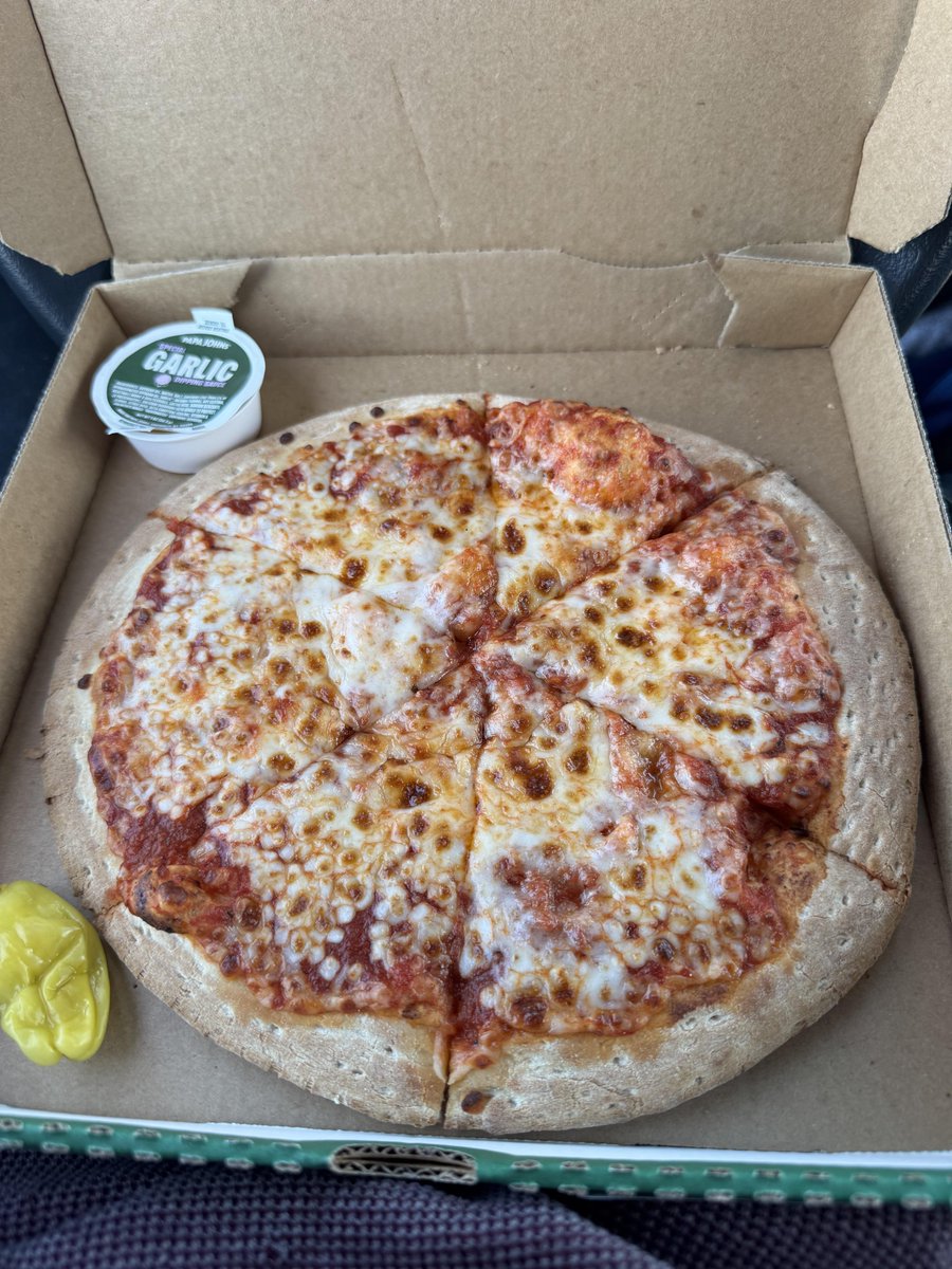 Infernapeboi's tweet photo. @PapaJohns This is how the pizza should look like! Not burnt like mine https://t.co/bXsfEwBt40