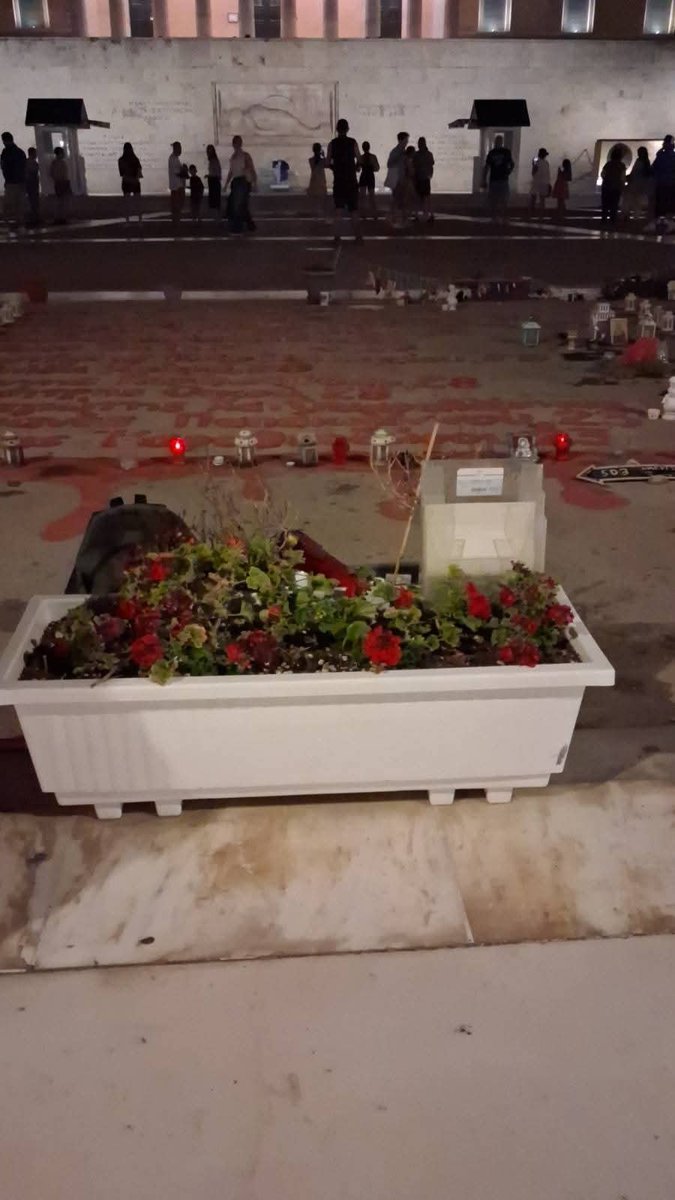 mexritelous2802's tweet photo. Μετά το σπάσιμο της πινακίδας μας τον Απρίλιο, οι πληροφορίες του Μνημείου στέκονταν σε πλαστικοποιημένα φύλλα χαρτιού καρφιτσωμένα πάνω σε ό,τι είχε απομείνει από το ξύλο. Την Τετάρτη 15 Ιουλίου, 503η μέρα παρουσίας μας, βρήκαμε σπασμένο και εξαφανισμένο ακόμα και το μικρό αυτό απομεινάρι της πινακίδας, μαζί με τα φυλλάδια που είχαμε αφήσει. 
Άλλη μια βανδαλιστική επίθεση στο Μνημείο ενός κρατικού εγκλήματος που πάει να συγκαλυφθεί.
Εμείς όμως συνεχίζουμε ακάθεκτοι μέχρι τέλους. 
Δε θα περάσει ο φασισμός.
#ΜΕΧΡΙ_ΤΕΛΟΥΣ