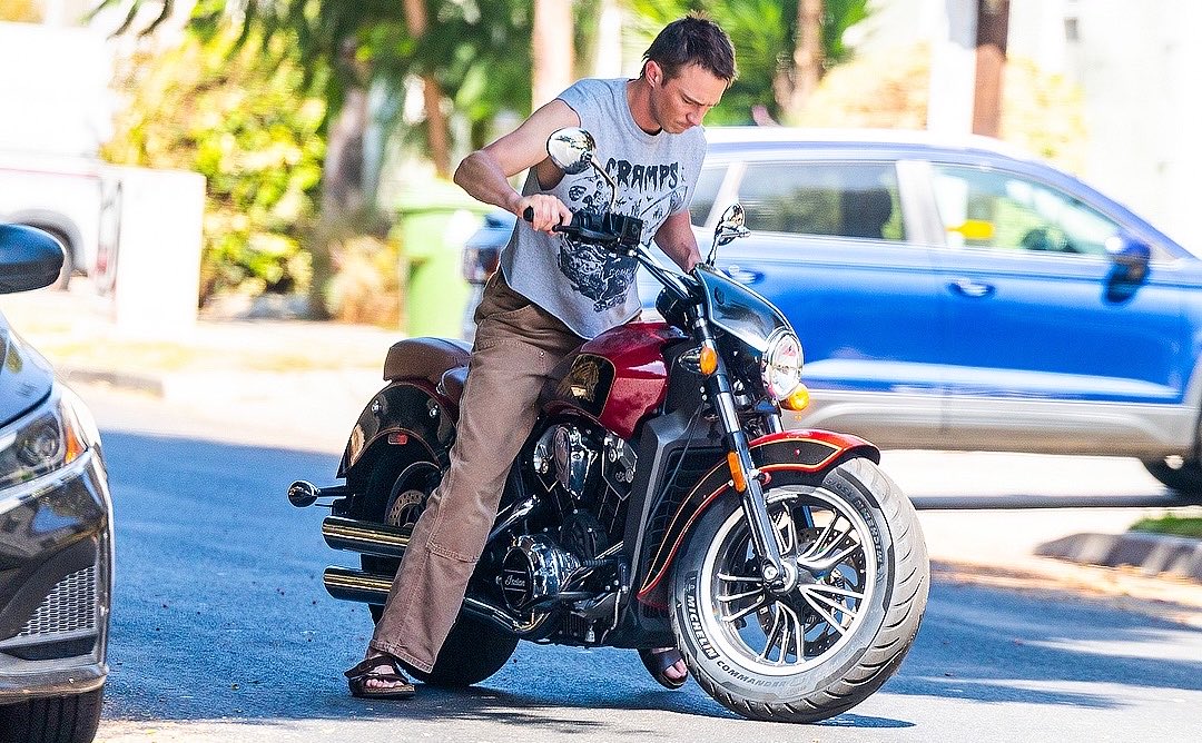 umathurmanurass's tweet photo. I NEED THAT RIDE MR. STARKEY https://t.co/Ya8ukdISNm