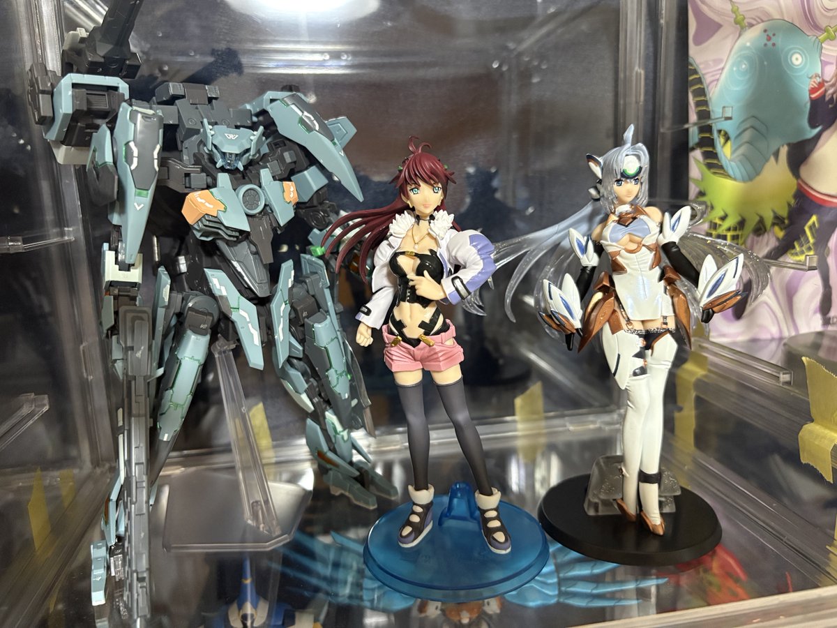 jaomu523's tweet photo. フォーミュラ単体で飾るのは寂しいからクローゼットから古のゼノサーガフィギュア引っ張ってきた。シオンの貴重な立体物… #ゼノブレイドクロス　#ゼノサーガ https://t.co/ZPB9cMZ3sW