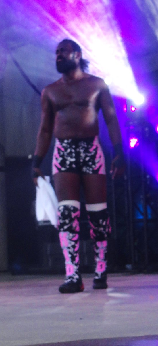 m4goodtimes's tweet photo. as the wrestlers were being intro'd, their match began on the entranceway &amp; thru the crowd, b4 they finally made it to the ring...unfortunately, I had to leave at this point...gr8 entertaining night tho, #SlamFest #Kdays #Edmonton #yeg put on by @TopTalentBrand https://t.co/OpT0HgBMFR