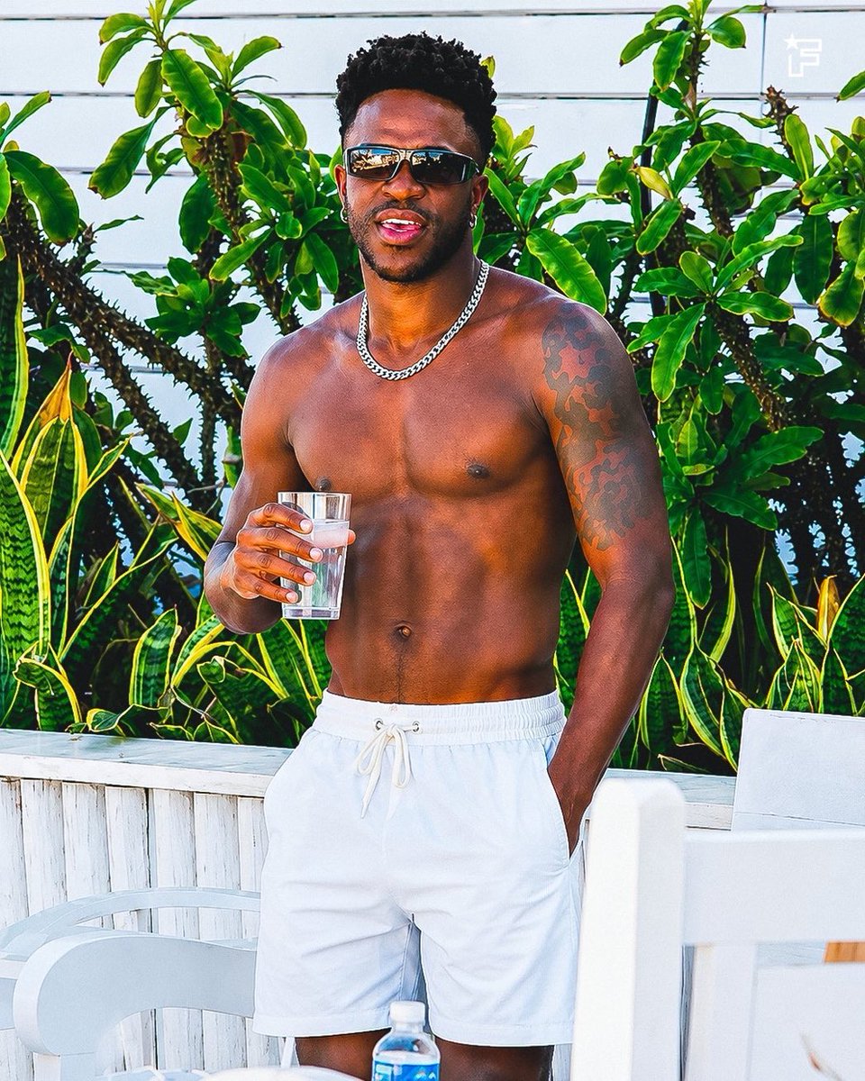 Varticoo's tweet photo. "Money doesn't buy happiness:

Meanwhile VINICIUS: https://t.co/ImkLCxWL5V