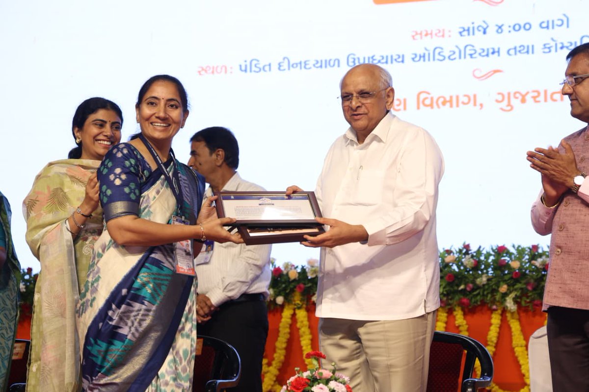 Bhupendrapbjp's tweet photo. કોઈ ના રહે પાછળ, વિદ્યા વધારે આગળ..

અમદાવાદ મહાનગરમાં છેલ્લા 2 વર્ષમાં ઘણા બાળકોને શાળામાં પુનઃપ્રવેશ અપાવવામાં સફળતા મળી છે, જે એક સરાહનીય બાબત છે. આ કાર્યમાં શ્રેષ્ઠ યોગદાન આપનાર શિક્ષકો, વાલીઓ, સામાજિક અને શૈક્ષણિક સંસ્થાઓનું સન્માન કર્યું.

સમરસ વિદ્યા સેતુ અભિયાન એ માત્ર કોઈ સરકારી કાર્યક્રમ નથી, પરંતુ શાળા, પરિવાર, સમાજ અને સ્થાનિક તંત્ર એમ ચાર સ્તંભો પર આધારિત એક પવિત્ર જન-આંદોલન છે. 

'વિકસિત ભારત' અને 'વિકસિત ગુજરાત’ના વિઝનને સાકાર કરવા માટે શિક્ષણ પાયાની જરૂરિયાત છે. સમાજના સૌ અગ્રણીઓ, શિક્ષકો અને જન-પ્રતિનિધિઓને આ મહાયજ્ઞમાં સક્રિયપણે જોડાવા આહવાન કરું છું.

#SamrasVidyaSetu