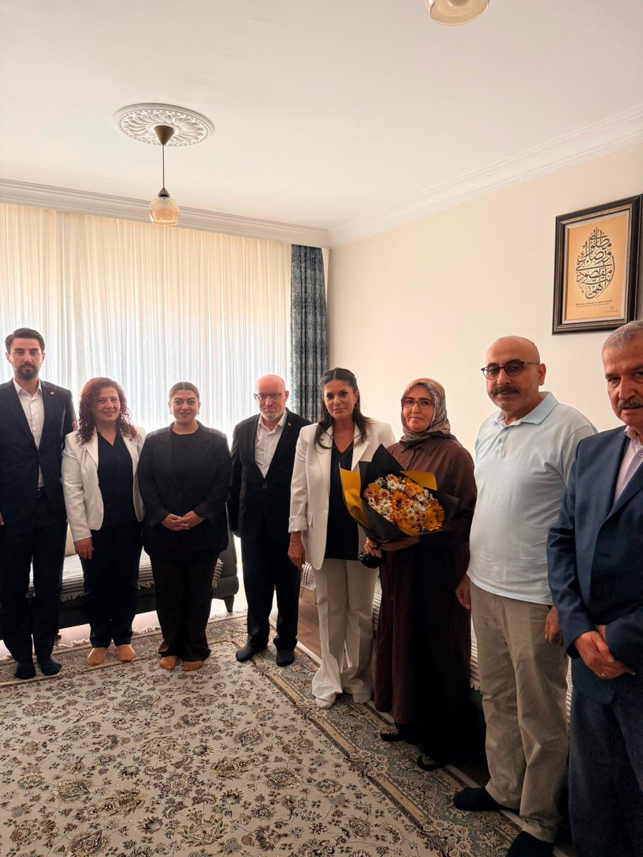SincanAkParti's tweet photo. 15 Temmuz Gazilerimizden Sn. Adem Aru, Sn. Rasim Arıçiçek ve Sn. Ayhan Oğulmuş’u kıymetli ailelerini; Milletvekilimiz Sn. Jülide Sarıeroğlu, İlçe Teşkilat Başkanımız Sn. Recep Sivri, İl Yönetim Kurulu Üyemiz, İlçe Koordinatörümüz Sn. Kübra Horuz, İlçe Kadın Kolları Başkanımız Sn. Nigar Koca, Gençlik Kolları Başkanımız Sn. Alperen Buğra Şen ve teşkilat mensuplarımız ile birlikte ziyaret ettik.

15 Temmuz gecesi gösterdikleri kahramanlık ve fedakârlık, milletimizin hafızasında daima yaşayacaktır. Kahraman gazilerimize sağlık ve afiyet, aziz şehitlerimize Allah'tan rahmet diliyoruz.