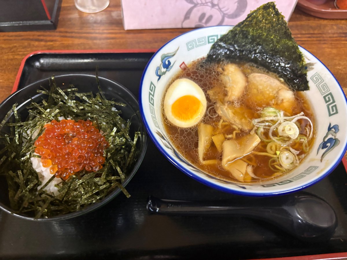isshi_rin's tweet photo. 出張ダイエット295日目
昨日と比べて+0.1kg
🍚 今日のお昼:ラーメン&amp;いくら丼
🚶‍♂️ 歩数:5,813歩
体重：98.2kg→98.3kg

北海道は広い🚗
札幌から旭川へ🐻
昨日のすすきのとは違い、時間が少しゆっくり流れてる感じ🤏
落ち着く！
いくら丼もラーメンも🙆‍♂️
　
#出張ダイエット
#らぅめん青葉
#営業の日常 https://t.co/Bhva78YoE8