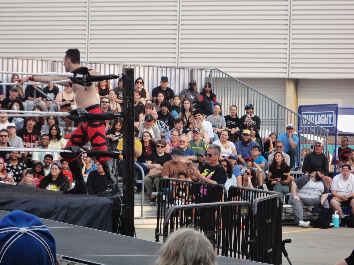 m4goodtimes's tweet photo. some shots of the huge crowd at #SlamFest last nite at #Kdays in #Edmonton #yeg put on by @TopTalentBrand https://t.co/pFb8PqZkux