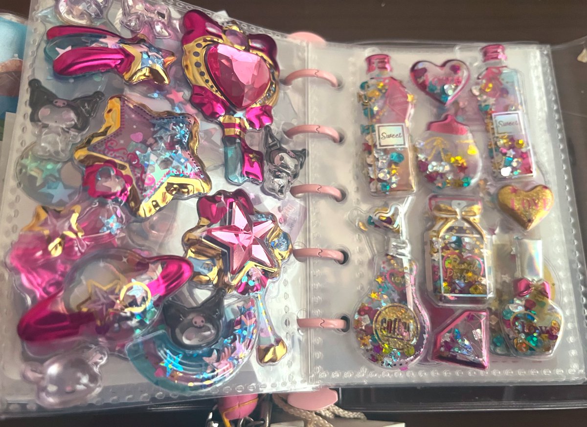 macachannel's tweet photo. シール貼るのってめっちゃ脳使う。パズルみたいに穴埋めしていくの、全部貼れた時の達成感すごい。ストレス発散なるね。 https://t.co/zyhUw2rTdj