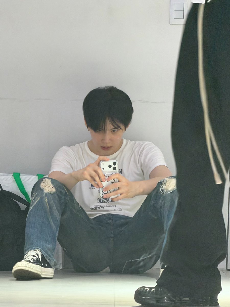 seozclub's tweet photo. they were really working hard this day 🥺 https://t.co/fAoaxDtXaG