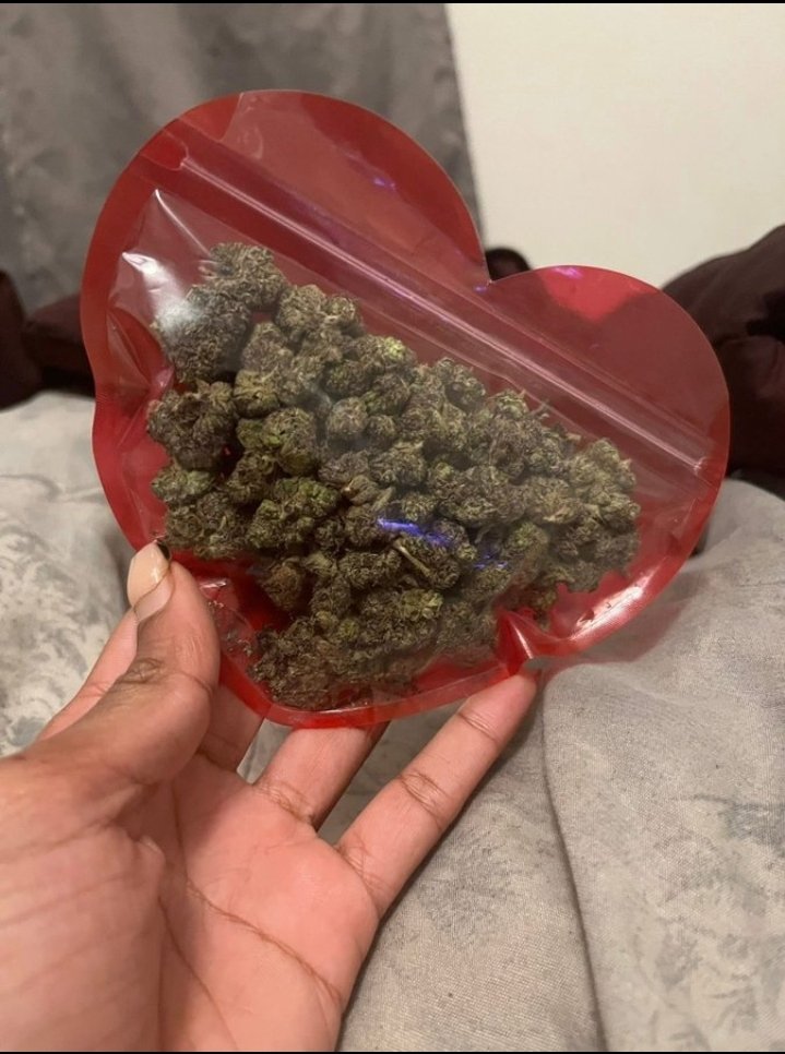 Ifanyima's tweet photo. Every girl deserves her weed in a heart shaped bag 😂❤️ https://t.co/HkqTtDIORm