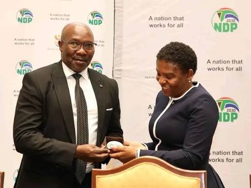fakazah's tweet photo. Khumalo's legal team can submit a formal letter to the (NPA) arguing evidence lead under oath at the #MadlangaCommission that the evidence is thin and speculative. There is no reasonable prospect of a successful prosecution based on this,formally withdraw the charges. https://t.co/CtWcwZorBe