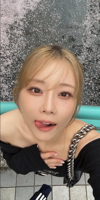 utukusikao's tweet photo. 重盛さと美さん、これで39歳なの信じれないし、ファンのことドブネズミって呼んでるの面白すぎる https://t.co/nhAqsOSPII