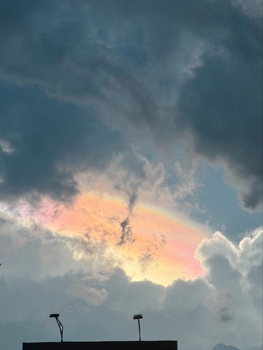 iceamenaa's tweet photo. ท้องฟ้าวันนี้น่ารักจังเลยยยยย 🌈🫪 https://t.co/ogaTMZDH7M