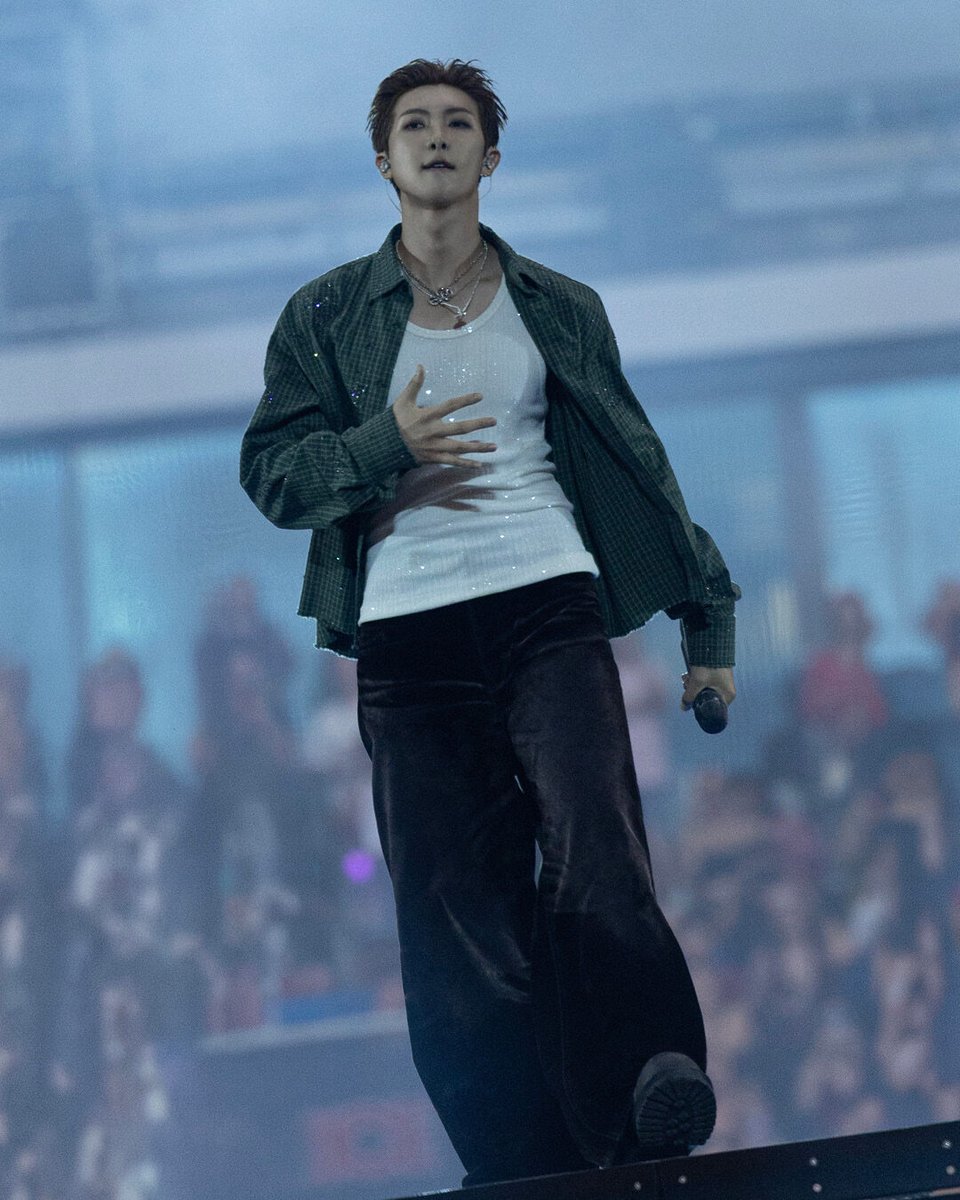 TheStandardPOP's tweet photo. GUCCI FOR RM ลุคของลีเดอร์วง BTS ที่คอนเสิร์ต ณ Stade de France

นอกเหนือจากลุคคัสตอมสั่งตัดพิเศษของ JIN พี่ใหญ่ของวง BTS ที่คอนเสิร์ต ARIRANG WORLD TOUR ณ Stade de France ของกรุงปารีส เมื่อวันที่ 17 และ 18 กรกฎาคมที่ผ่านมา ทางแบรนด์ GUCCI ก็ได้รังสรรค์ชุดพิเศษให้กับ RM ลีเดอร์ของวงด้วยดีไซน์โดย Demna ครีเอทีฟ ไดเรกเตอร์ของวง

โดย GUCCI ได้ทำ 2 ชุดให้ RM เริ่มที่ลุคแจ็กเกตบอมเบอร์หนังสีดำแมตช์กับกางเกงคาร์โก ถุงมือ เสื้อฮู้ดผ้าซิลก์เจอร์ซีย์สีดำ แว่นกันแดด และ กำไลข้อมือ ส่วนลุคที่สองก็คือ เสื้อเชิ้ตผ้าคอตตอนลายตารางสีเขียวตกแต่งด้วยคริสตัล ใส่คู่กับเสื้อกล้ามประดับคริสตัลสีขาว กางเกงขายาวสีน้ำตาล และเครื่องประดับจาก Gucci ทั้งหมด

ภาพ: BIGHIT Music

#GUCCI
#RM #BTS
#ARIRANGWORLDTOUR
#TheStandardPop