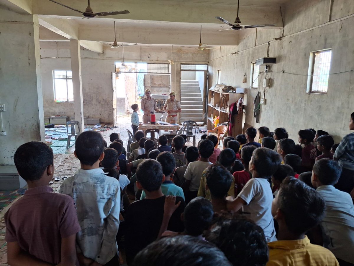 etah_fire's tweet photo. ADG UPF&amp;ES एव SSP Etah महोदय के आदेशानुसार Cfo Etah,के निर्देशन विशेष अभियान  के तहत,हॉस्टल/गर्ल्सहॉस्टल/पीजी में अग्निसुरक्षा निरीक्षण एव जागरूकता अभियान चलाया गया जिसके तहत फायर ऑडिट,सुरक्षा व्यवस्थाओं की जांच तथा कर्मचारियों को अग्नि सुरक्षा संबंधी प्रशिक्षण प्रदान किया https://t.co/0mi2jqvwdX