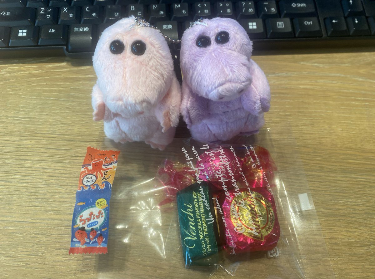 gma_sae's tweet photo. 先日チームのメンバーにお菓子をいただいちゃいました✨

ちょうどチョコがお菓子ボックスにないよ〜買いに行かなきゃ〜と思っていたところに貰ったので生き返りました！

マスキングテープが可愛くって、それも素敵〜と嬉しくなりました♪
#あげません！
#もう食べました！ https://t.co/cQxndW4Mso