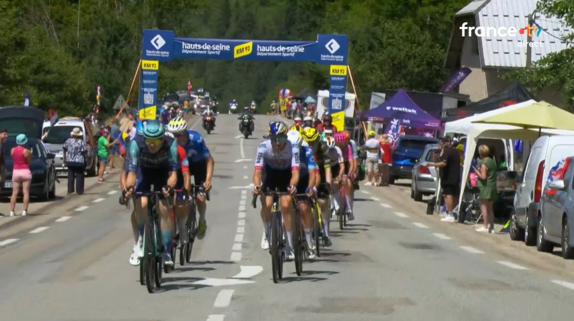 LeTour's tweet photo. 🚴‍♂️ KM 92 avec les @hautsdeseinefr  🚴‍♂️

En tant qu’équipier d’un sprinteur, que fais-tu ?

1 Tu protèges ton sprinteur dans les bosses, tu le replaces et tu préserves son énergie 
2 Tu attaques seul dans les montées
3 Tu le laisses gérer seul 

Réponds en commentaire pour participer.

Le Département des #HautsDeSeine, partenaire du Tour de France, met à l’honneur les héros de l’ombre avec le Prix du Meilleur équipier.

#TDF2026