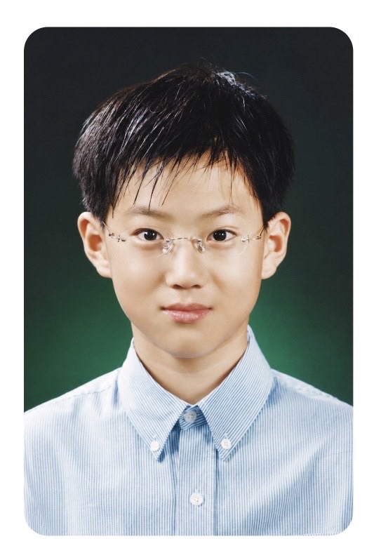juncotton_s2's tweet photo. 준면이 면파 입장 선물로 줬던 포카 사진 비하인드 들려줬는데 안경 쓰고 찍은 사진은 윤중초 재학 시절에 전교 부회장 선거 유세하면서 찍었던 사진이고 애기때 사진은 2살 때 찍은 사진이라곸ㅋㅋㅋ 뒤에 있는 사람은 준면이 형 맞대 https://t.co/kvX09GaNo0