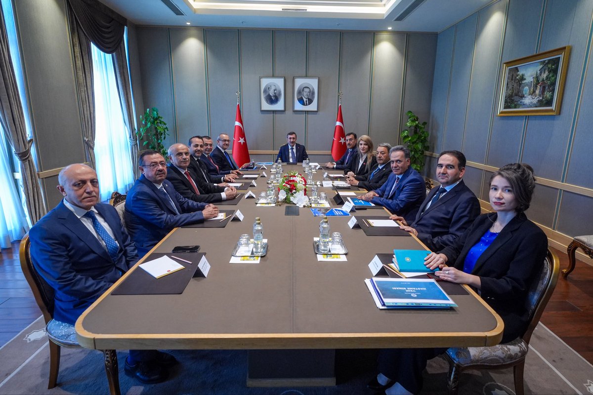 SeddarYavuz's tweet photo. Milletvekillerimiz, Büyükşehir Belediye Başkanımız, AK Parti Malatya İl Başkanımız, İnönü Üniversitesi Rektörümüz, İnönü Üniversitesi Tıp Fakültesi Dekanımız, Turgut Özal Tıp Merkezi Başhekimimiz ile birlikte Cumhurbaşkanı Yardımcımız Sn. Cevdet Yılmaz’ı ziyaret ettik.

Görüşmemizde Turgut Özal Tıp Merkezi'mizin mevcut durumu ve önümüzdeki döneme ilişkin ihtiyaç ve öncelikleri kapsamlı şekilde değerlendirdik.

Nazik kabulleri, yakın ilgileri ve şehrimize verdikleri kıymetli desteklerden dolayı Cumhurbaşkanı Yardımcımız Sn. Cevdet Yılmaz’a şükranlarımı sunuyorum.
