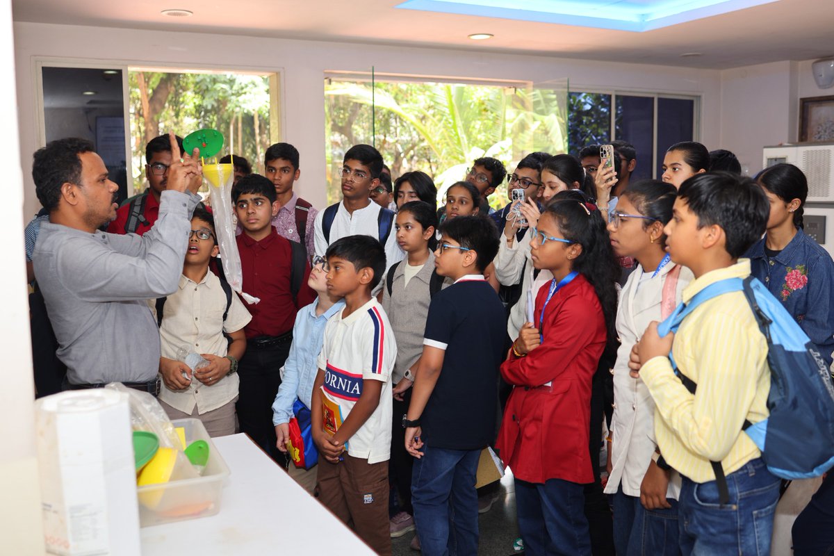 csiriict's tweet photo. Science knows no boundaries! 🌍🔬

34 outstanding student winners of the Sastra Pratibha Contest 2025–26 from Kuwait and Saudi Arabia visited CSIR-IICT, as part of the #ScienceIndiaForum (SIF) initiative of #VijnanaBharati.

@CSIR_IND @IndiaDST @Vibha_India 
#STEMEducation https://t.co/C7GVlvn48E