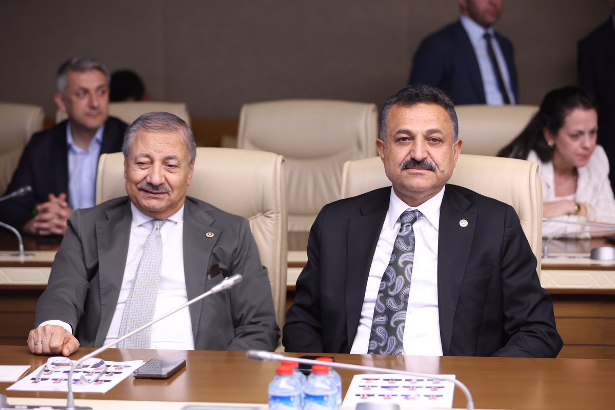 HikmetBasak_63's tweet photo. 📍 TBMM

Şanlıurfa ve Kahramanmaraş'ta yaşanan okul olayları ile çocuklarımızı tehdit eden dijital risklerin araştırılması amacıyla kurulan Araştırma Komisyonu toplantısına katıldık.

Toplantıda, Şanlıurfa'mızdaki gözlem ve değerlendirmelerimizi paylaşarak çözüm önerilerimizi ifade ettik.

Çocuklarımızın güvenli, sağlıklı ve huzurlu eğitim ortamlarında yetişmesi adına yürütülen her çalışmaya katkı sunmaya devam edeceğiz.

@Akparti