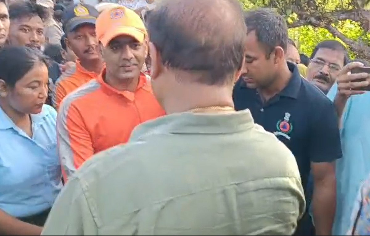 01NDRF's tweet photo. On the Frontlines in Jorhat
​Hon'ble Chief Min Sh Himanta Biswa Sarma visited flood-affected areas in Jorhat, commended the 1st Bn NDRF for their swift, life-saving search &amp; rescue ops.
​Standing tall with the people of Assam—serving with Courage, Compassion, and Professionalism https://t.co/ldobmT4XPD