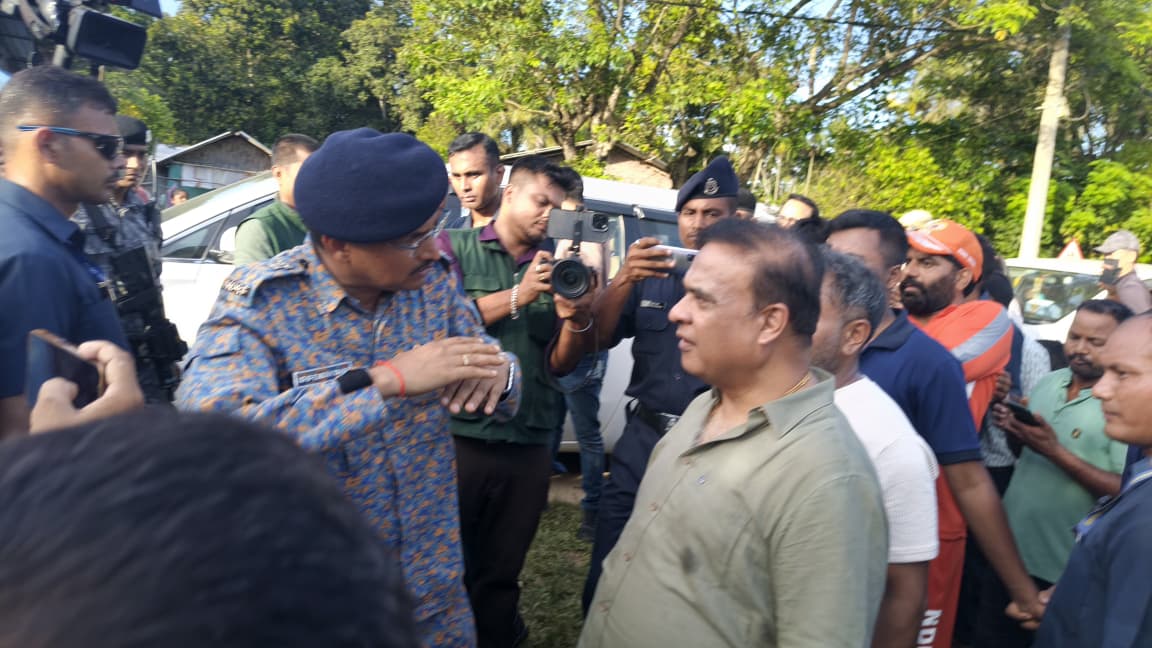 01NDRF's tweet photo. On the Frontlines in Jorhat
​Hon'ble Chief Min Sh Himanta Biswa Sarma visited flood-affected areas in Jorhat, commended the 1st Bn NDRF for their swift, life-saving search &amp; rescue ops.
​Standing tall with the people of Assam—serving with Courage, Compassion, and Professionalism https://t.co/ldobmT4XPD