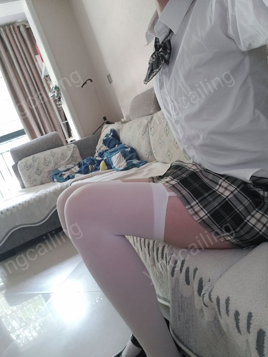 yingcailing's tweet photo. ＃男娘 ＃伪娘 ＃可爱的男孩子
白丝吊带袜+jk制服
随便水一水吧 反正被限流了 https://t.co/lhupVIG3fe