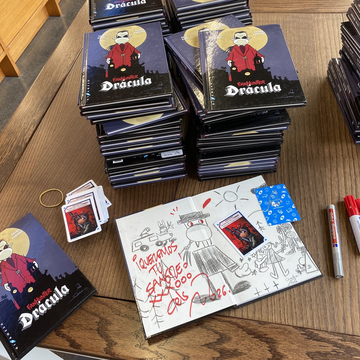 fanhunterworld's tweet photo. 🩸 Atención, fanpir@s.

El 31 de julio, donad sangre con @donarsang y a cambio @GigameshTienda os regalará un ejemplar de #FanhunterDrácula firmado por @celspinol🧛

📍 c/ Bailèn, 8 (Barcelona)
🕚 11:00–19:00 https://t.co/XH8cexxGGg
