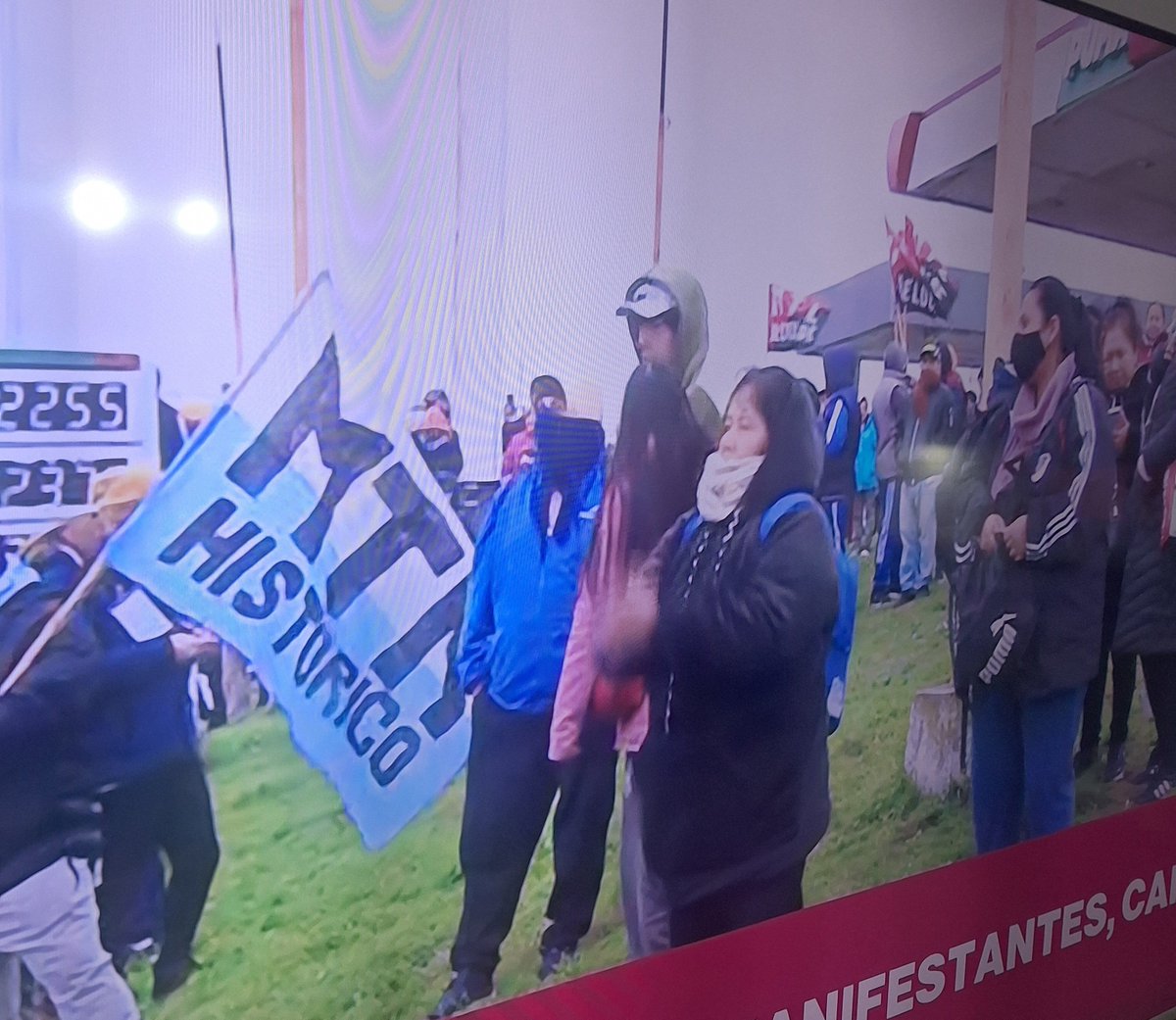 Andreacuerva072's tweet photo. 75% extranjeros con DNI Argentino pidiendo plata, planes, por qué  no los devolvemos a su lugar de origen? https://t.co/Oli7iFxAhs