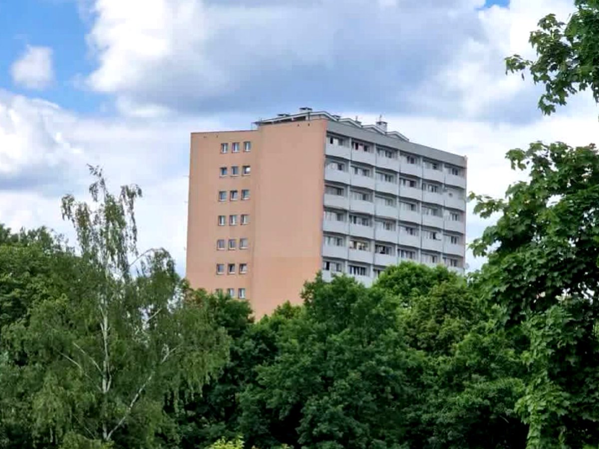 ZbigniewDabrowa's tweet photo. Około godziny 8.20 skierowano patrol policji na ulicę Dąbrowskiego Tychach w związku z informacją o kobiecie, która w nieznanych okolicznościach wypadła z balkonu usytuowanego na 9 piętrze. Na miejscu funkcjonariusze zastali 23-letnią mieszkankę Tychów, która przeżyła upadek. https://t.co/ShiUOkDBA4