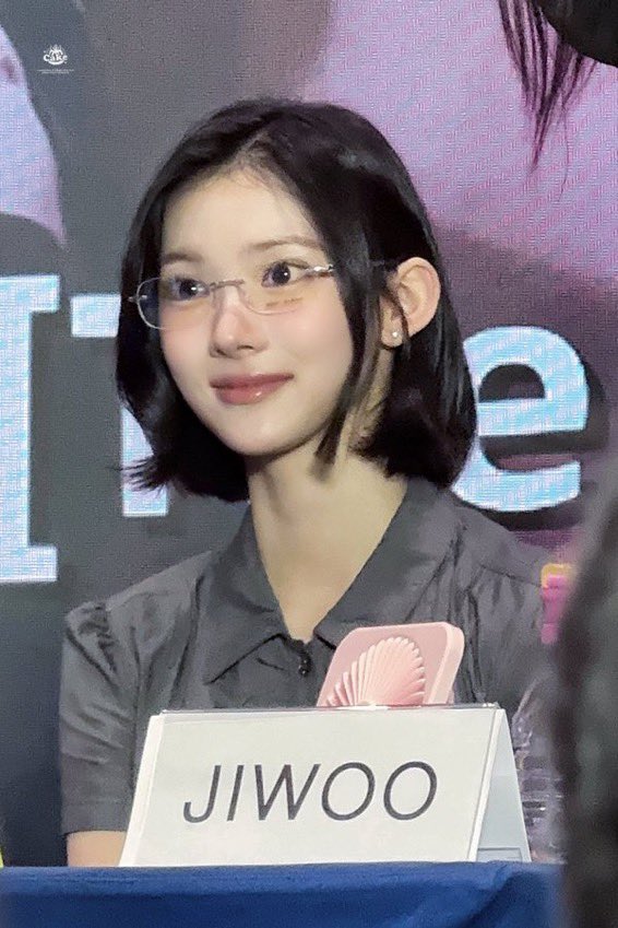 naziyuu's tweet photo. new hachus don't know how insane the tl is when jiwoo comes out with this look https://t.co/eNUkGylY93