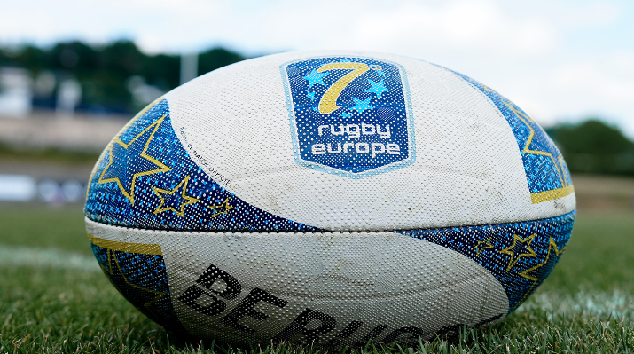 FranceRugby's tweet photo. ✈️ Direction Split ! 🇭🇷

En course pour le titre européen, les équipes de France s'envolent pour la Croatie à l'occasion de la 2ᵉ et dernière étape du Championnat d'Europe. 🏆

Découvrez les groupes de #France7 ➡️ https://t.co/H9DKdhZsnl https://t.co/GVwzGS2Mhe