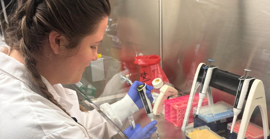 brownengin's tweet photo. Big win for small labs: Brown engineers from the @LabTripathi have enabled small labs without high-throughput automation to more effectively participate in outbreak-monitoring networks operated by the @US_FDA and the @CDCgov.  https://t.co/RLEre2oBLE https://t.co/X6JHcR5BTa