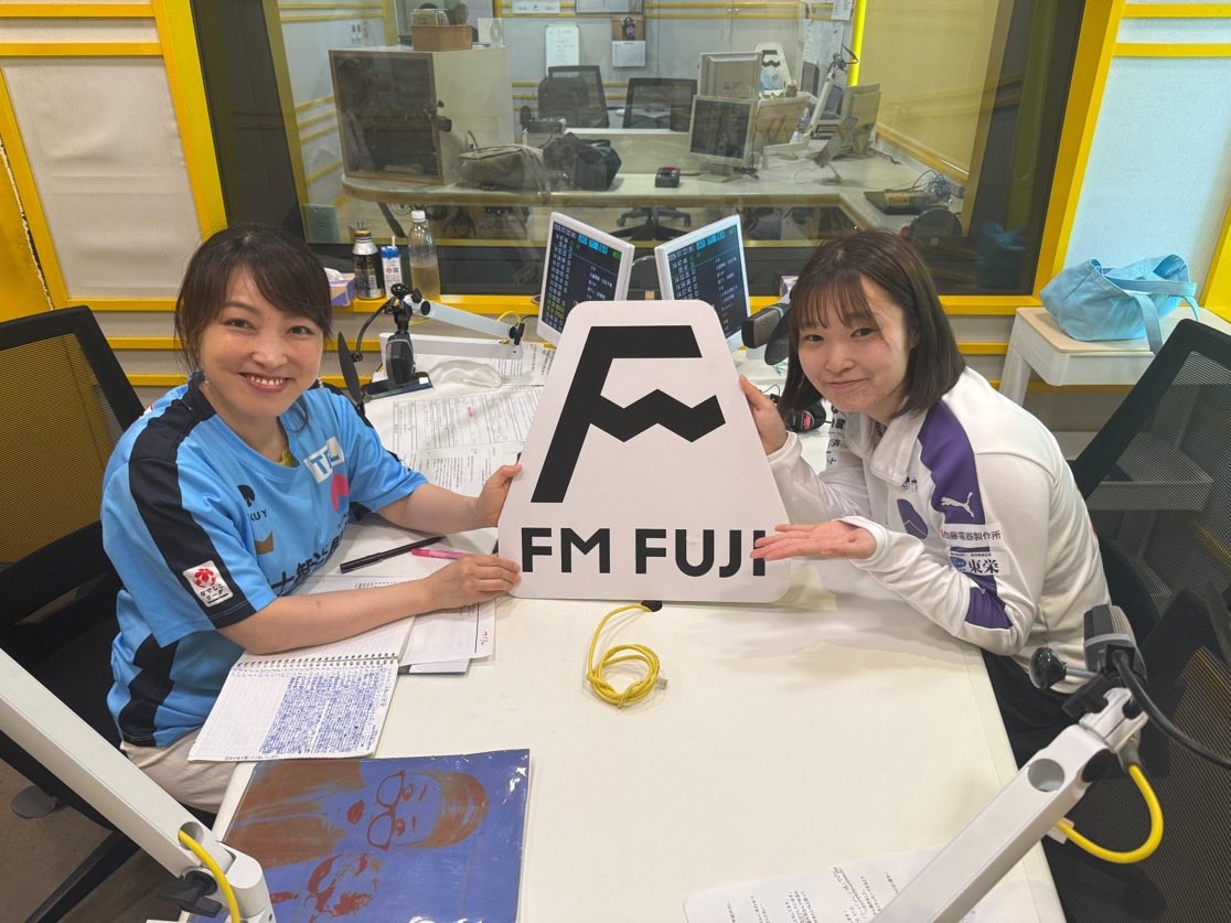 otoesta22's tweet photo. \🗣️みなさんラジオは聴いてくれましたかー？/

本日はFM KOFU 「RADIO K-HOUSE」、FM FUJI「Bumpy」に出演させていただきました‼️
初ラジオでとても緊張しました！！🌟
仕事の話や、サッカーを続けれる理由など普段話せない話もできて嬉しかったです^_^
#FCふじざくら山梨 #石井音羽 https://t.co/Pe2JZOP7w0