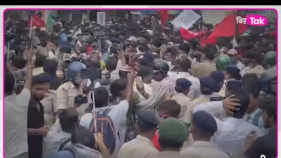 abdul3575's tweet photo. बड़ी खबर🚨बिहार के पटना में पेपर लीक व दिल्ली जंतर-मंतर पर छात्रों से हुई बर्बरता के खिलाफ हजारों की संख्या में छात्र पटना के गांधी मैदान में एकत्रित हुए थे,इस दौरान छात्रों का पुलिस से जमकर टकराव भी हुआ, आंदोलन धीरे-धीरे पूरे देश में फैल रहा है, सरकार मांगे मानने को तैयार नहीं😔 https://t.co/K1bKFAqJXY