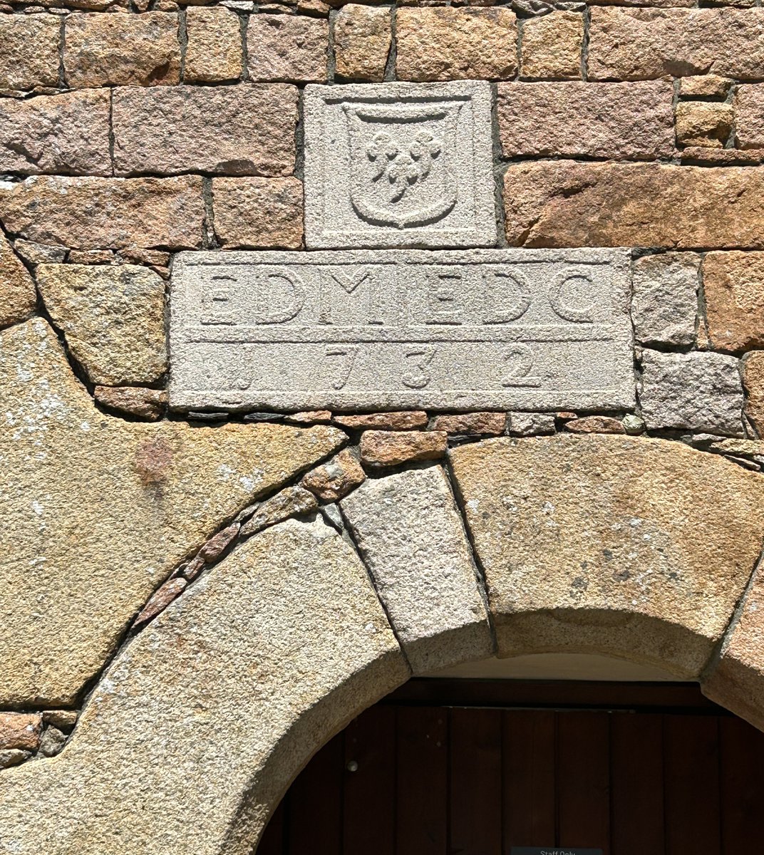 caron_allan's tweet photo. A marriage stone above a door at Jersey Zoo. You see these often around Jersey. It was the custom to place a stone above the door of a newly married couple with their initials and the year they married.
It says EDM and EDC and the year 1732.
#jersey #marriagecustoms #history https://t.co/IPjvliaYyc