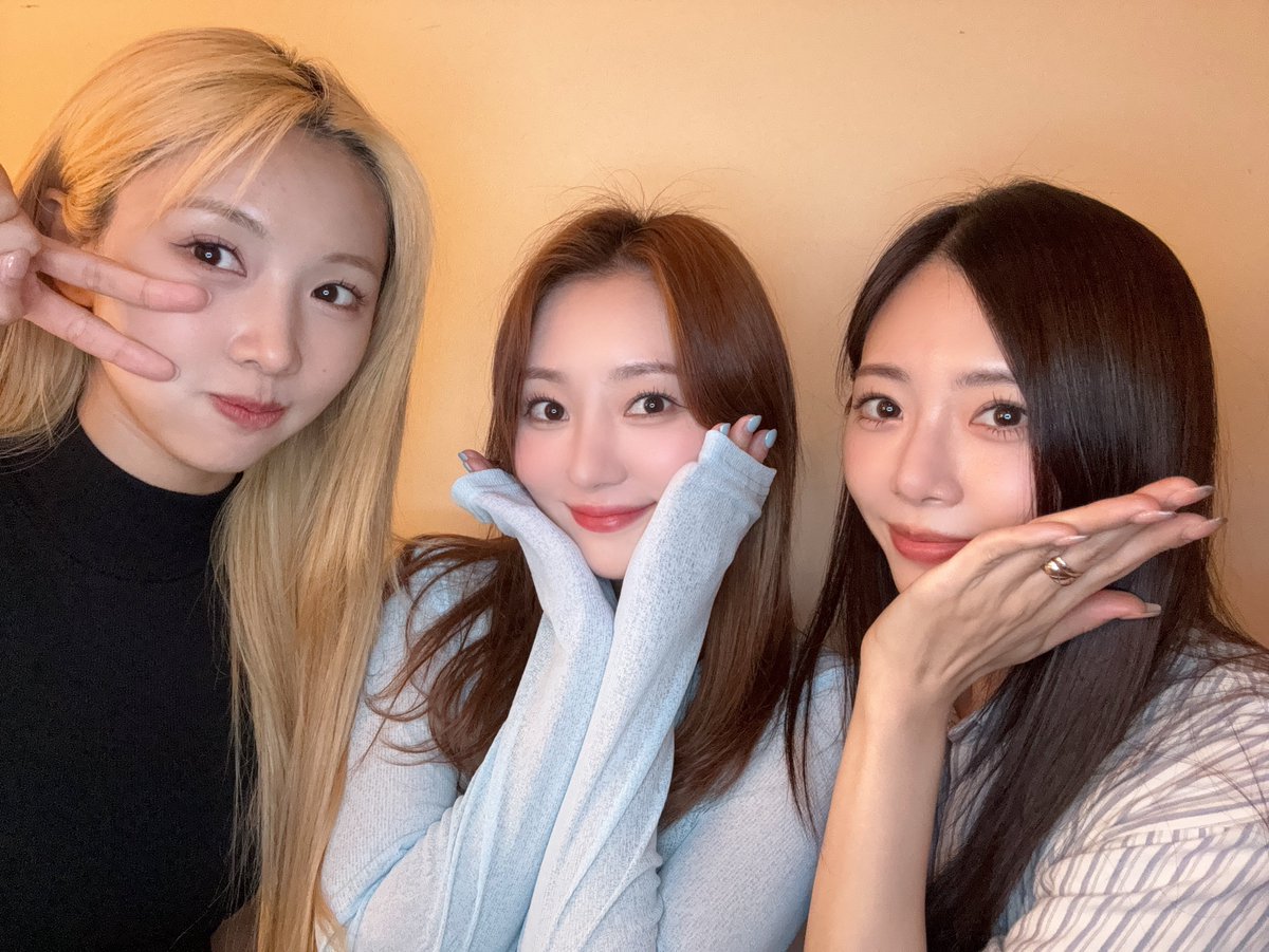 hf_dreamcatcher's tweet photo. [✏] 26.07.22 메이크스타, 사운드웨이브 팬사인회❣

오늘 마무리도 인썸니아와 함께🩷

#유아유 #UAU
#Dreamcatcher_UAU https://t.co/pLwixVAbj8