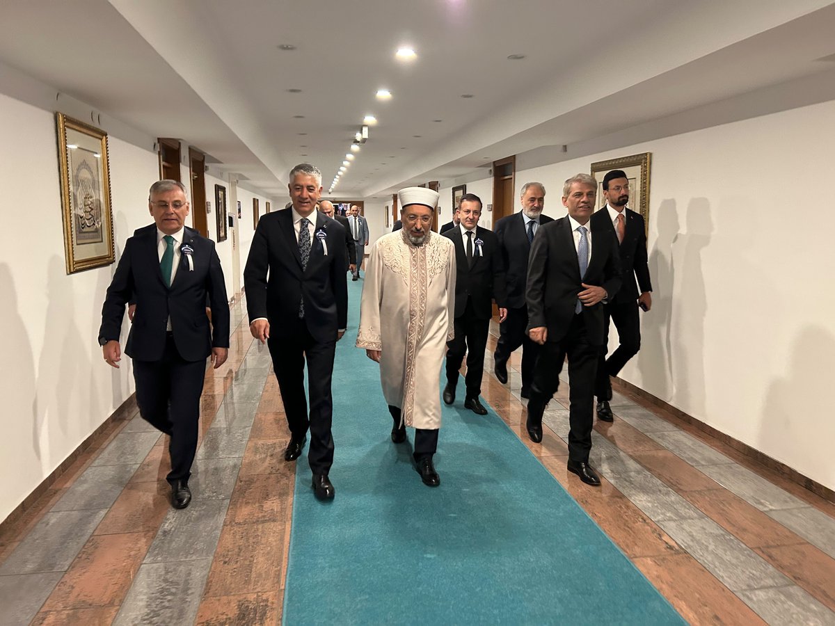 TC_Disisleri's tweet photo. Bakan Yardımcımız H. Ali Özel, Diyanet İşleri Başkanlığı evsahipliğinde düzenlenen “Hac Kurası 2027” programına, Hac ve Umre Kurulu Üyesi olarak Bakanlığımızı temsilen katıldı. https://t.co/KtcppHaFIy