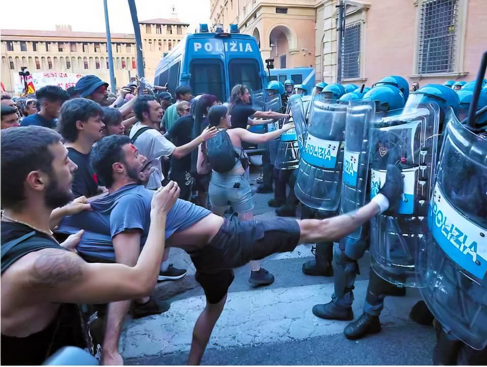 EdwardRed7's tweet photo. @SalisIlaria Di questo possiamo dire qualcosa ? https://t.co/fgwR8Ls5XA