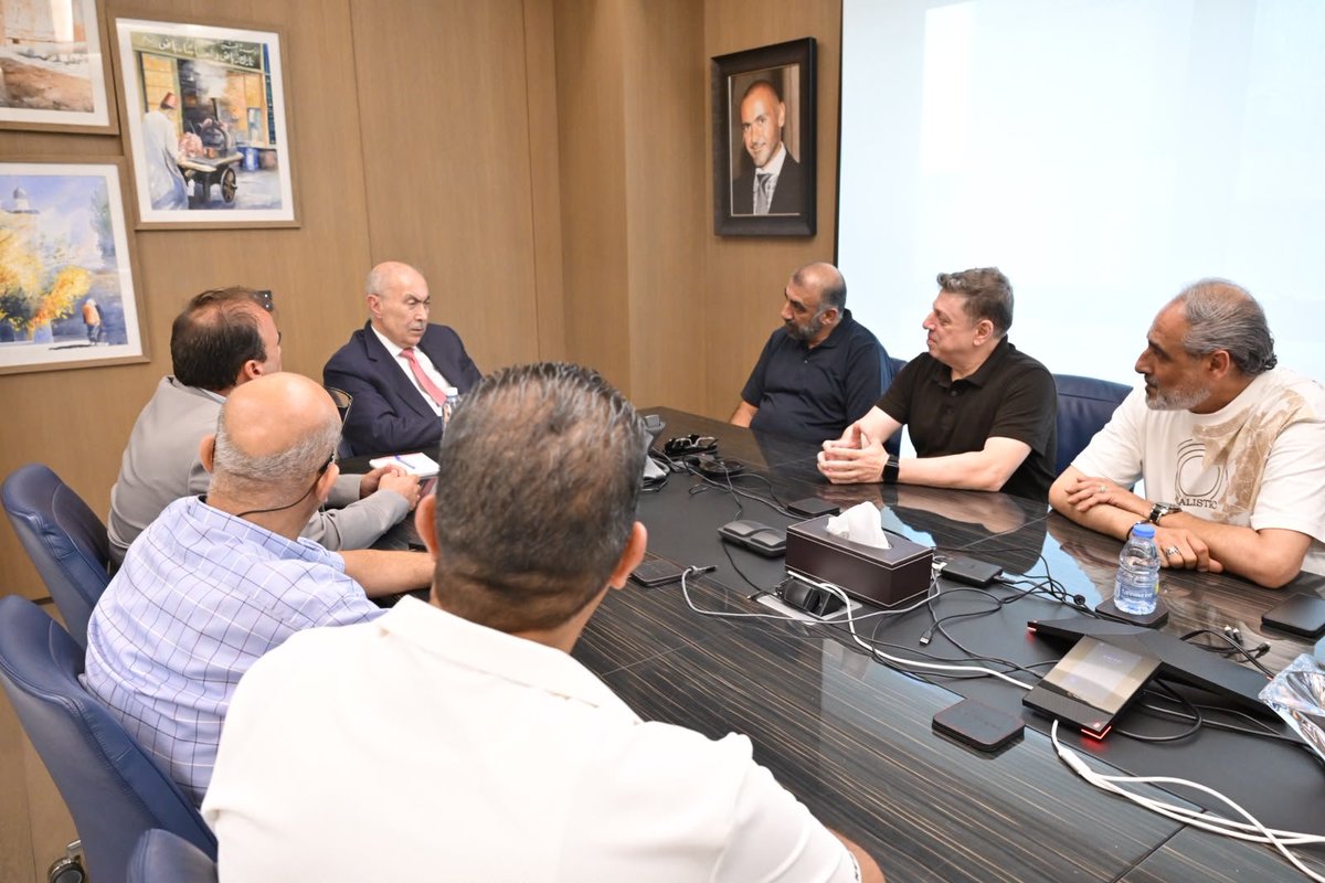 fmakhzoumi's tweet photo. استقبلتُ وفدًا من عناصر الضابطة الجمركية الذين سبق أن سُرّحوا من الخدمة، وقد جاءت الزيارة في إطار التعبير عن شكرهم وتقديرهم للموقف الداعم الذي اتخذناه في سبيل إنصافهم، وذلك عقب إقرار مجلس النواب اقتراح القانون الرامي إلى إعادتهم إلى الضابطة الجمركية.

وقد أكدتُ خلال اللقاء أن إقرار هذا القانون يشكّل خطوةً في الاتجاه الصحيح لترسيخ العدالة وإنصاف من تضرروا نتيجة ظروف إدارية وتنظيمية خارجة عن إرادتهم، وأن احترام الحقوق وتطبيق القوانين بعدالة هما أساس بناء دولة المؤسسات.