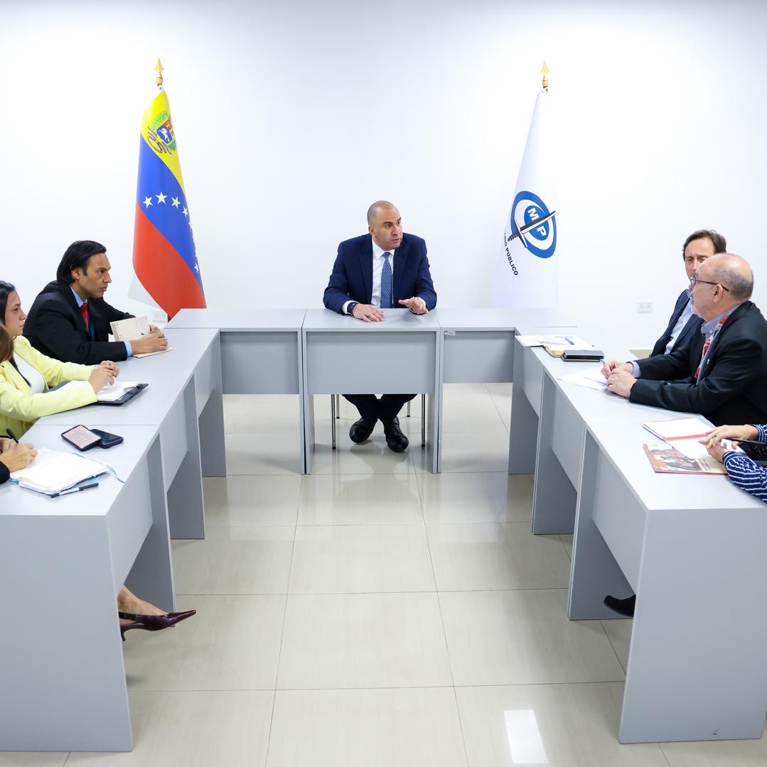 MinpublicoVEN's tweet photo. #EsNoticia 🗞 | El Fiscal General de la República, Larry Devoe Márquez, recibió en la sede de la Escuela Nacional de Fiscales al equipo del Comité Internacional de la Cruz Roja para evaluar los avances en la cooperación brindada al Ministerio Público, en el cumplimiento de nuestro mandato constitucional y legal.

El encuentro fue propicio para agradecer su aporte en la respuesta a la emergencia causada por los eventos sísmicos del 24 de junio, así como sus recomendaciones para la gestión de las personas fallecidas producto de esta tragedia natural.

En este sentido, el Fiscal General recibió las ideas y contribuciones iniciales para la transformación de la justicia penal, como parte del proceso de Consulta Nacional iniciado el 1 de junio de 2026.

#cicr #ministeriopúblico #derechoshumanos #venezuela