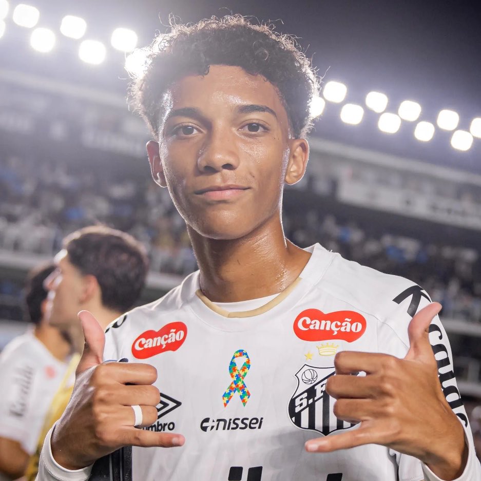 choquei's tweet photo. 🚨VEJA: Robinho Jr. diz que a troca de nome foi apenas um teste para ver como ficaria na camisa.

“Pode me chamar do que quiser. Minha mulher me chama de ‘gordinho’, minha mãe de ‘filho’, minha irmãzinha de ‘Jujuba’… Então, eu sou tudo”, brincou o jogador. https://t.co/OOMhsS4nwH