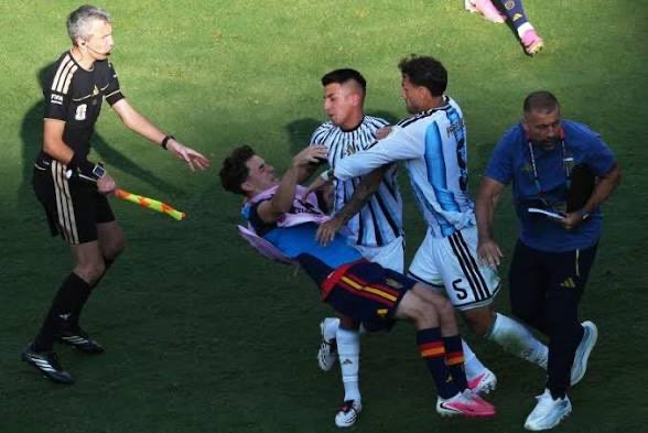 naimgz's tweet photo. ‼️Communiquer officiel ‼️ paredes est suspendu 1ans de football pour avoir agressé Éric Garcia https://t.co/4sY4NRKH2w
